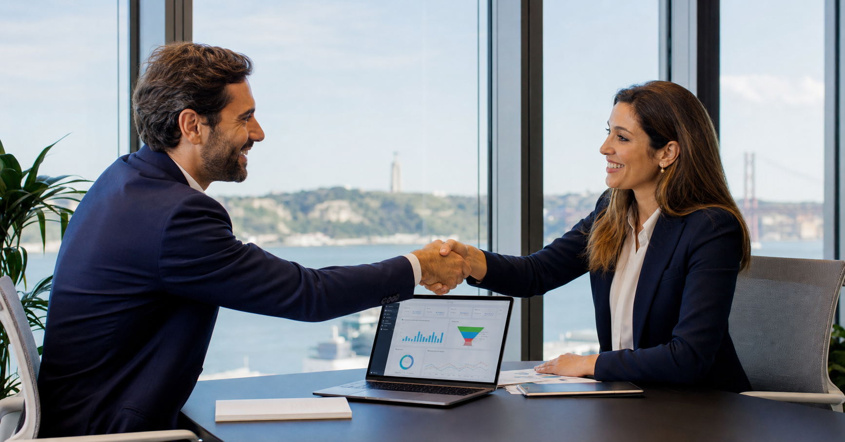 Dois profissionais apertam a mão numa reunião sobre a escolha de um parceiro HubSpot em Portugal